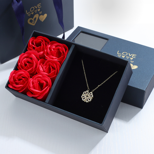 Colar Trevo de Coração 2 em 1 + Brinde Caixa com 6 Rosas
